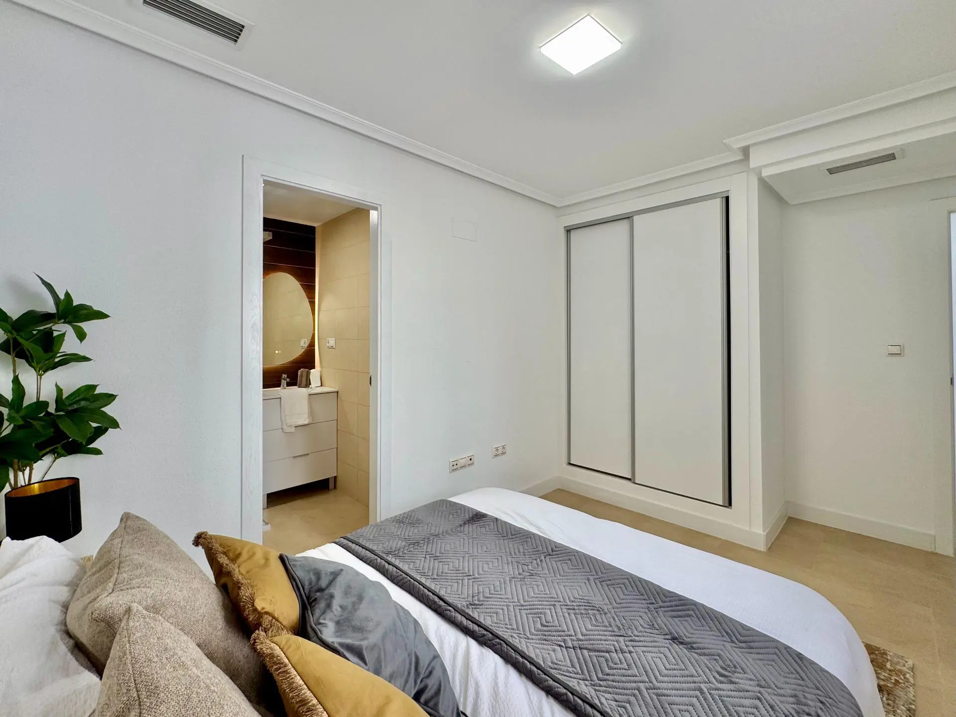 Apartment Of 98 M² With Features In Torrevieja, Spain