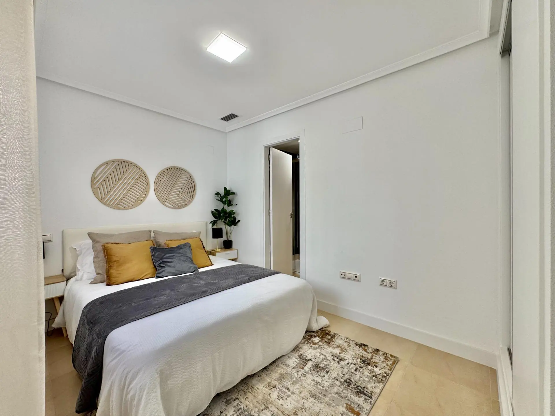 Apartment Of 98 M² With Features In Torrevieja, Spain