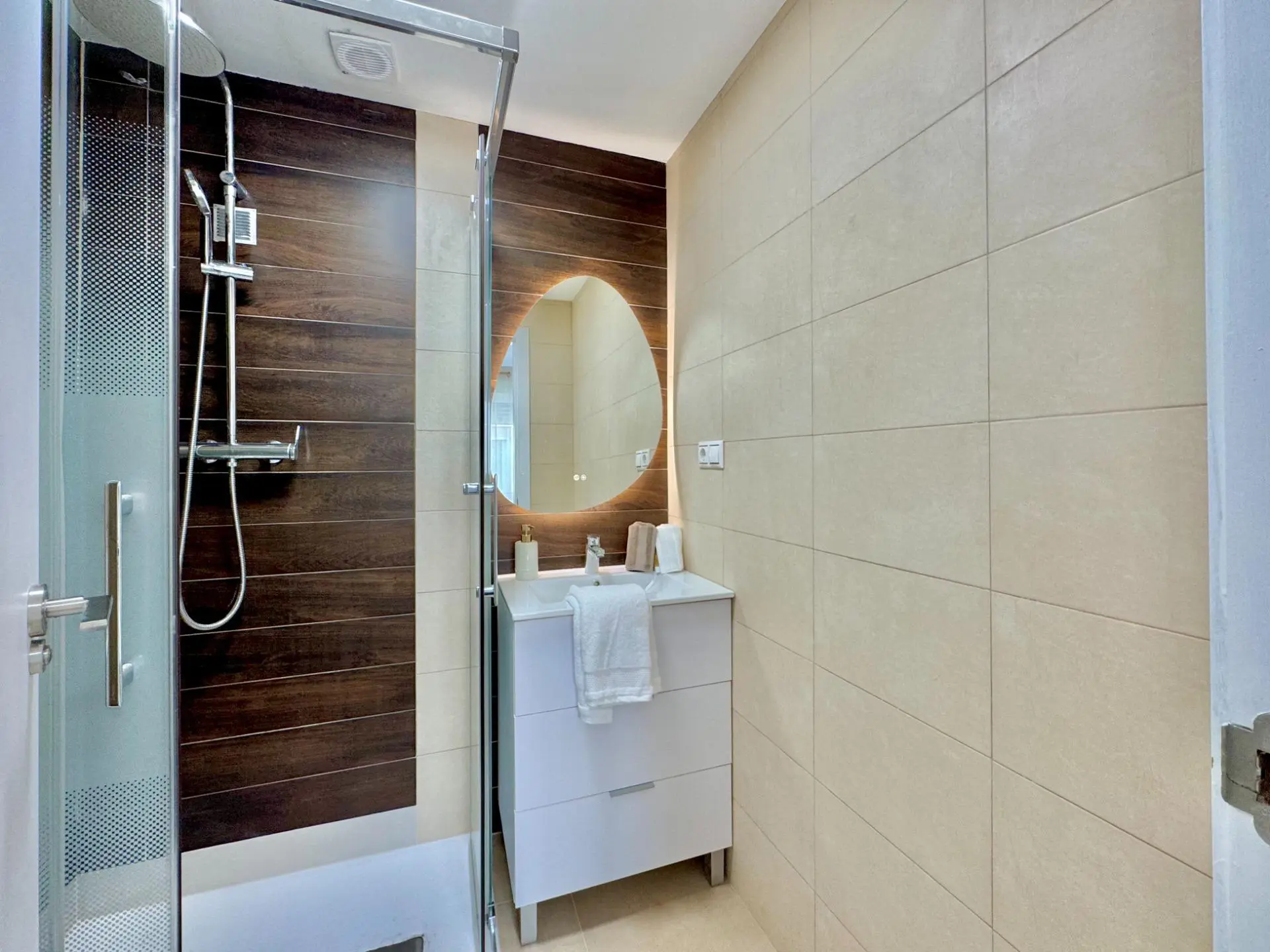 Apartment Of 98 M² With Features In Torrevieja, Spain