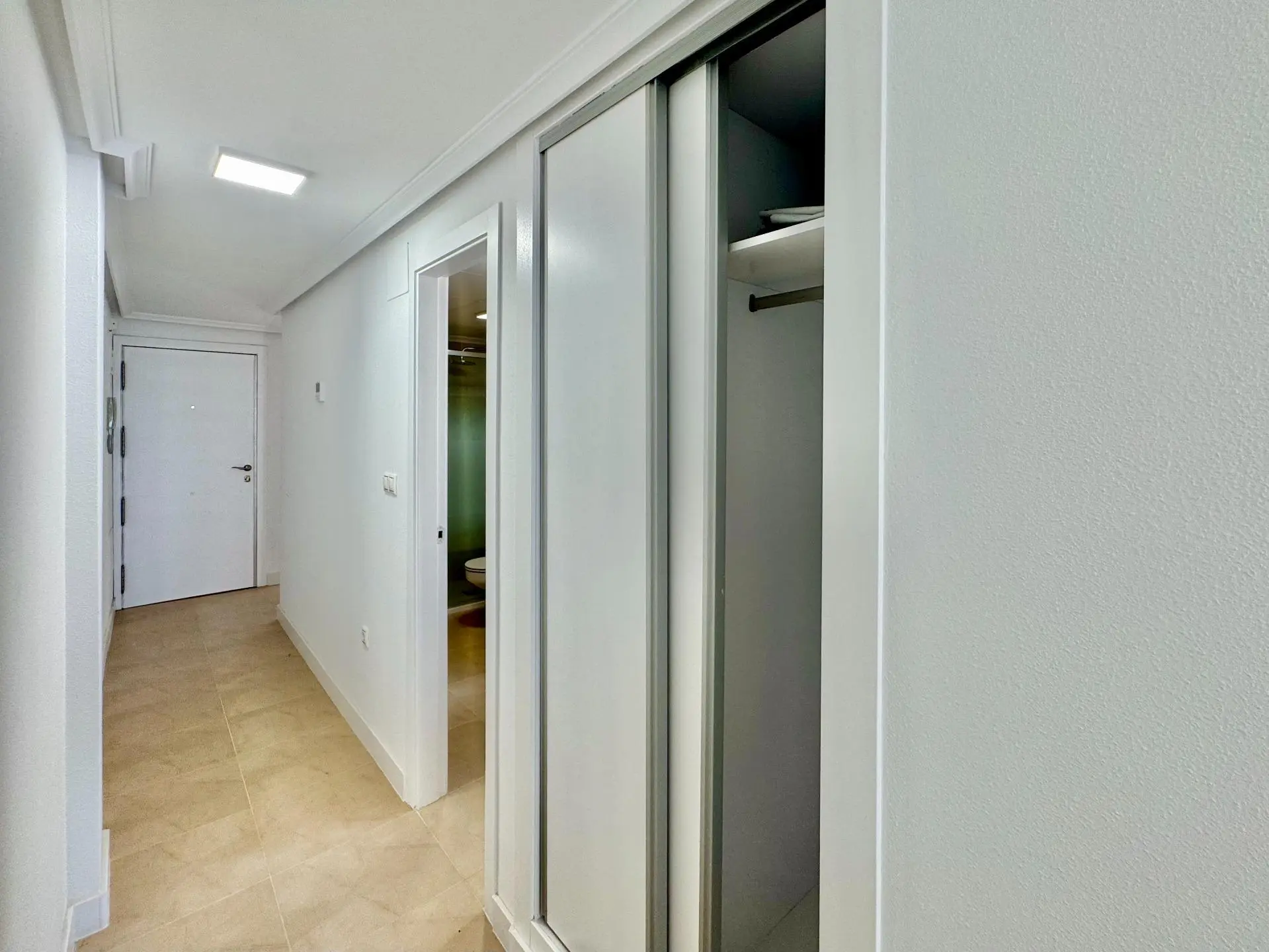Apartment Of 98 M² With Features In Torrevieja, Spain