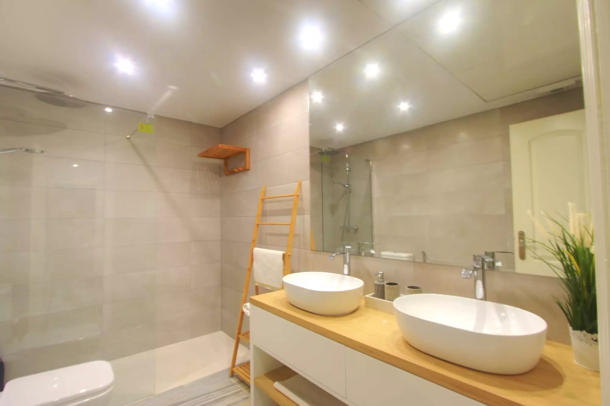Beachside Elevated Ground Floor 3 Bedrooms Apartment With Touristic Licence In Elviria.