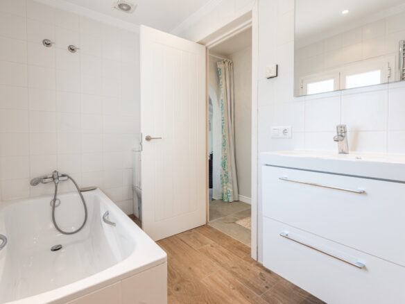Cottage Style 4 Bedrooms Villa In Puerto Del Almendro.