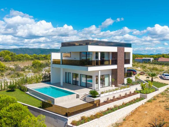 Villa Of 300 M² With Pool In Zadar