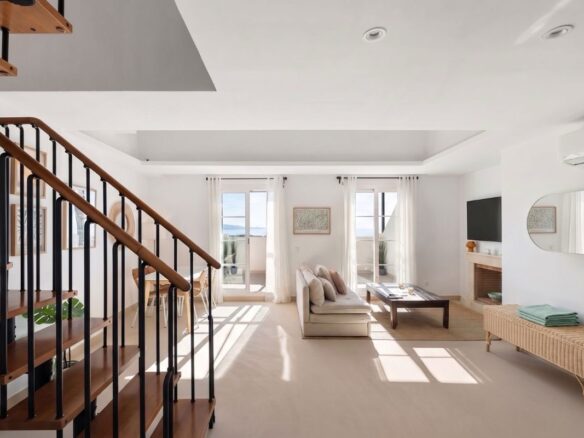 Bright Duplex Penthouse With Sea & Mountain View
