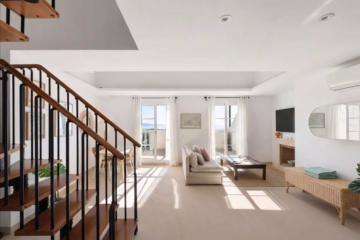 Bright Duplex Penthouse With Sea & Mountain View