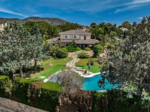 Villa Of 375 M² In Petrer