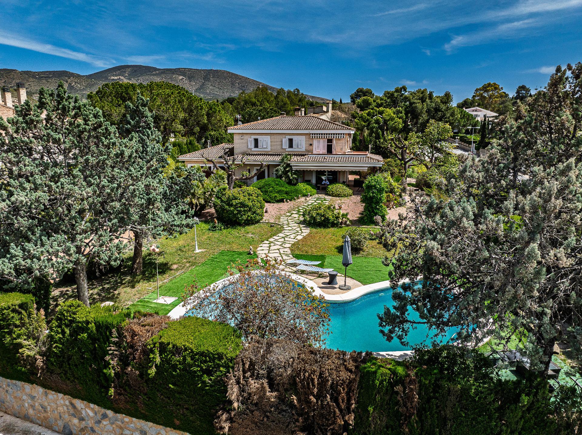 Villa Of 375 M² In Petrer