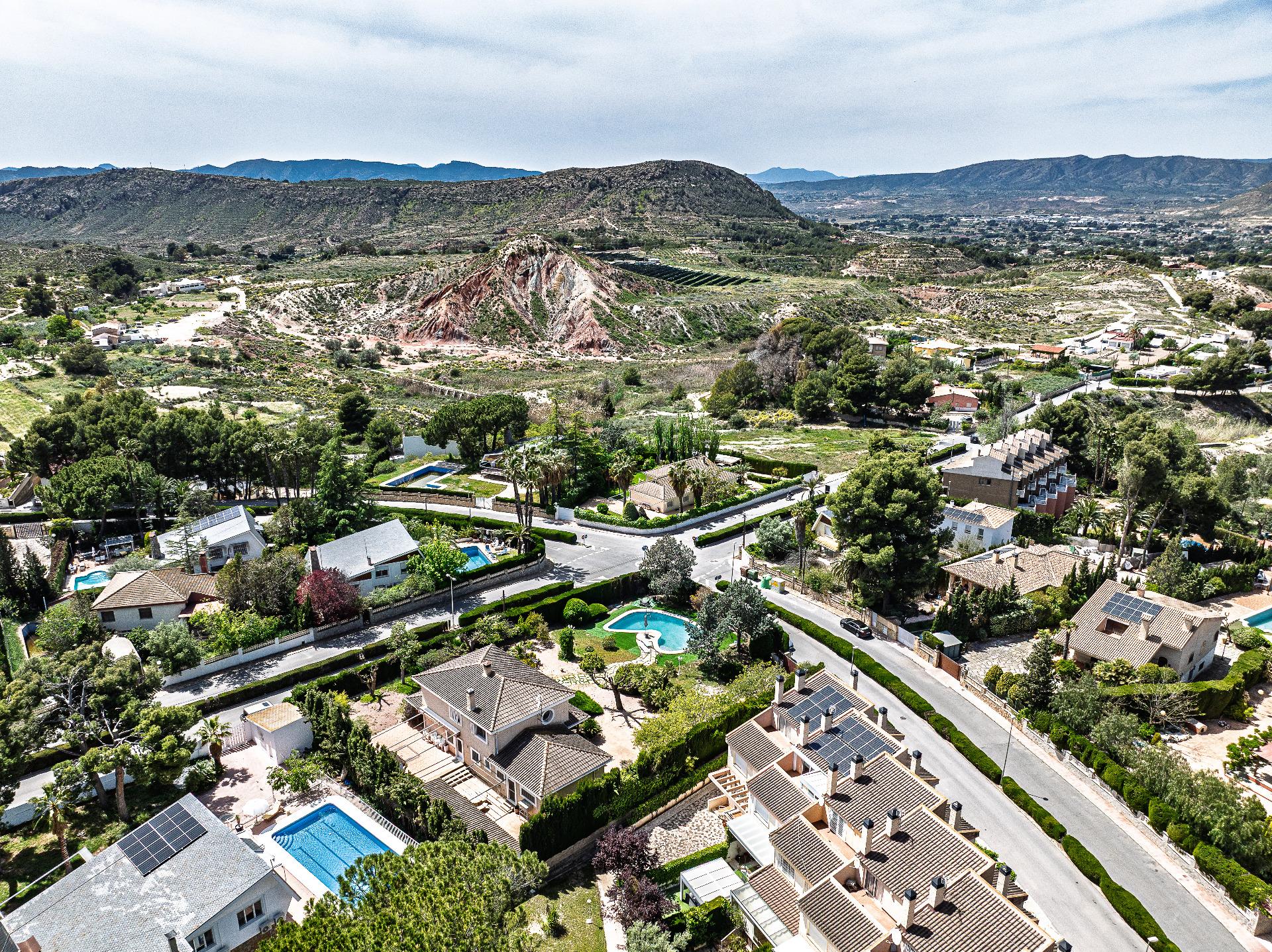 Villa Of 375 M² In Petrer