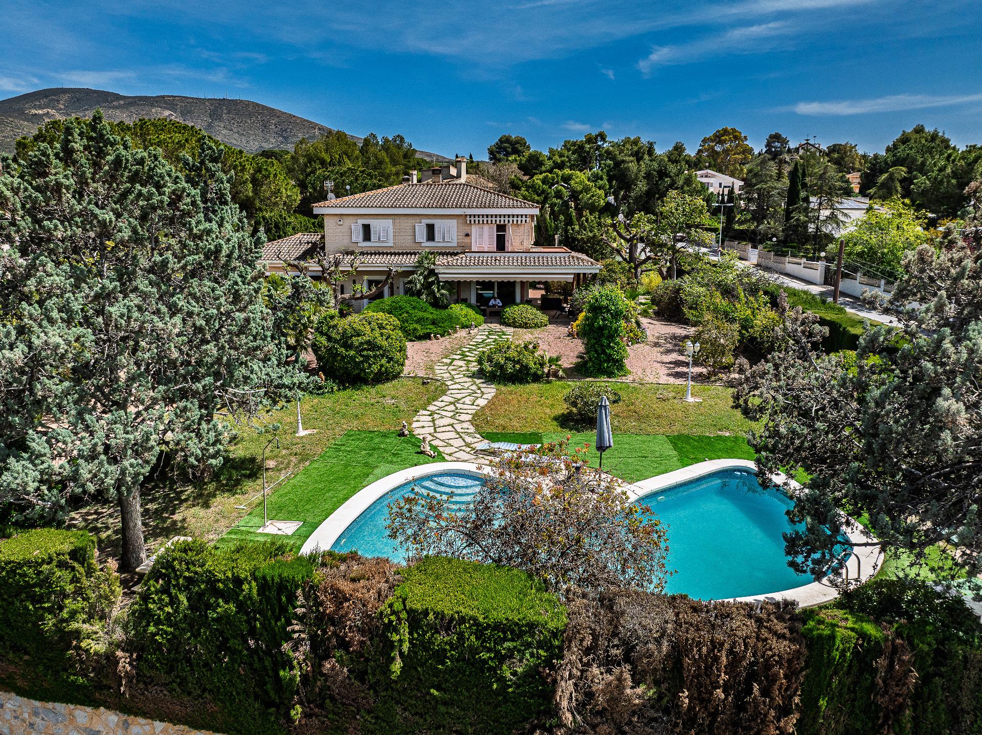 Villa Of 375 M² In Petrer