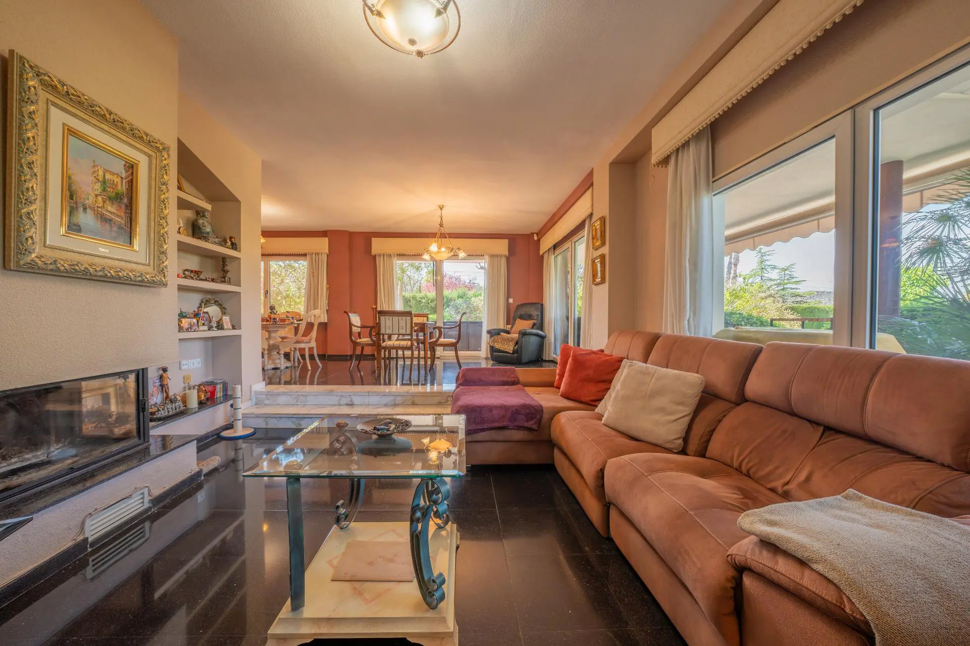 Villa Of 375 M² In Petrer
