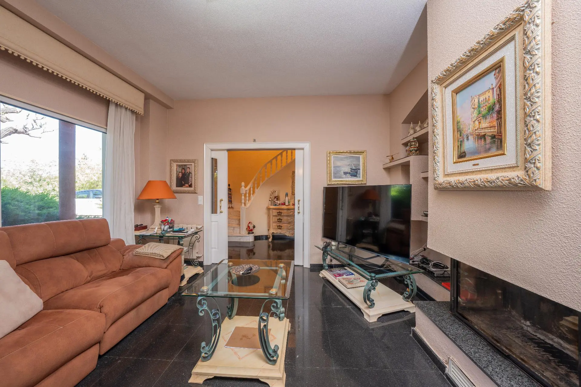 Villa Of 375 M² In Petrer