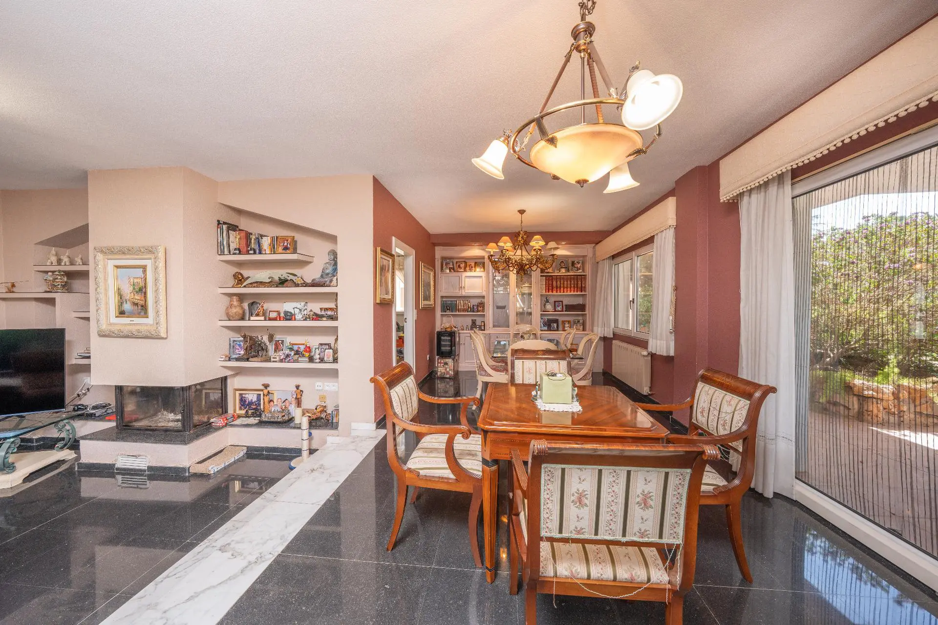 Villa Of 375 M² In Petrer