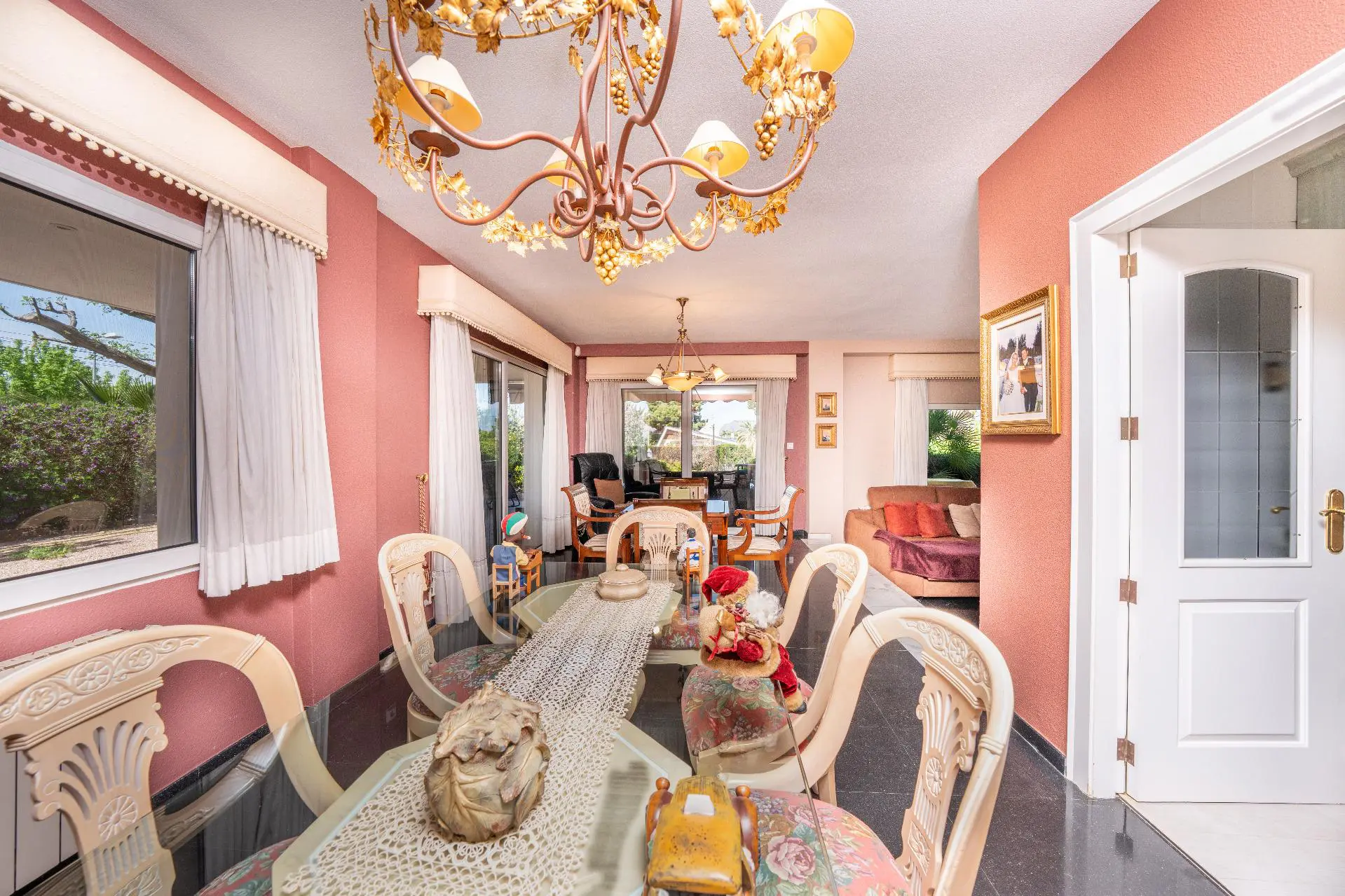 Villa Of 375 M² In Petrer