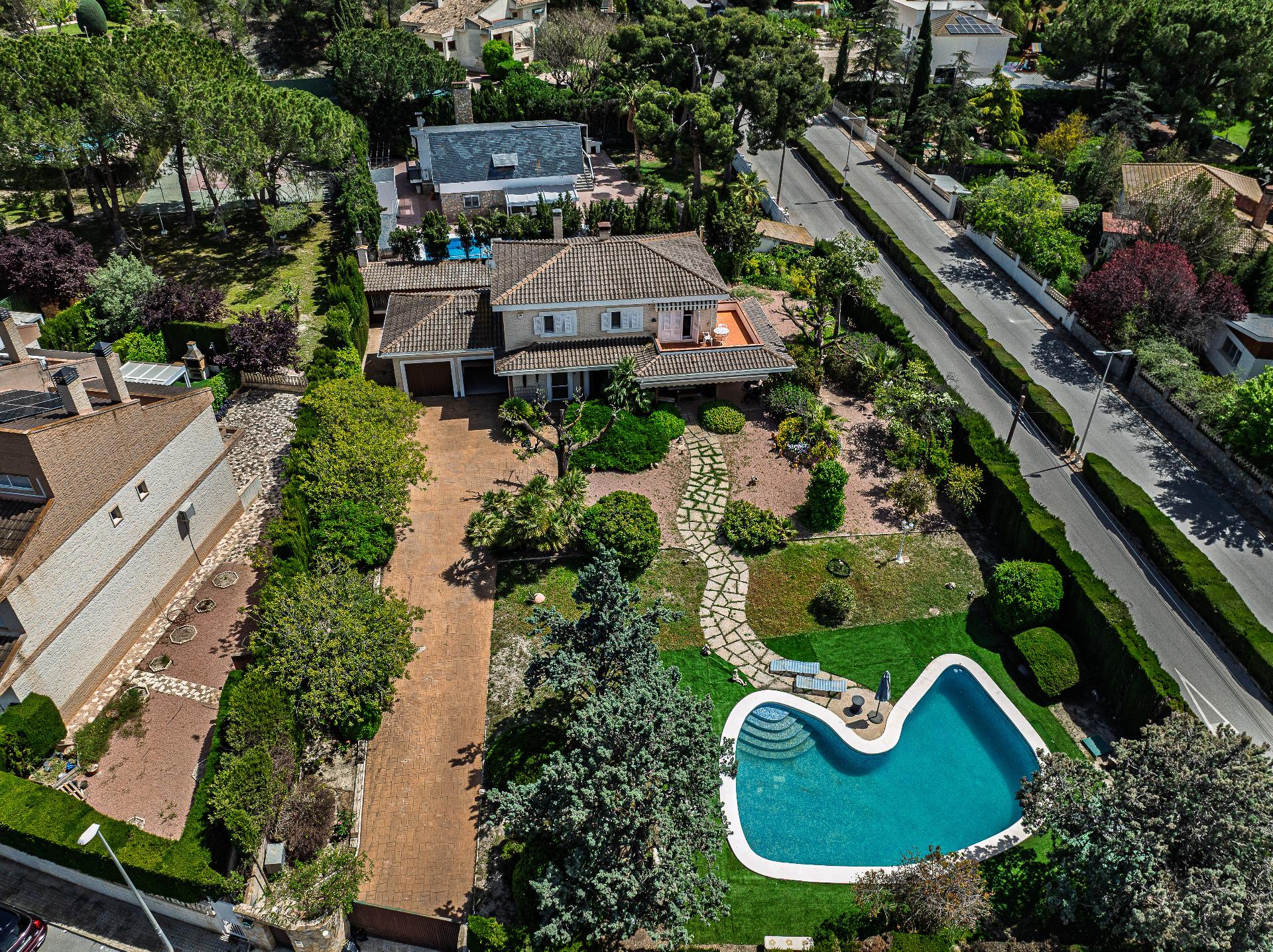 Villa Of 375 M² In Petrer