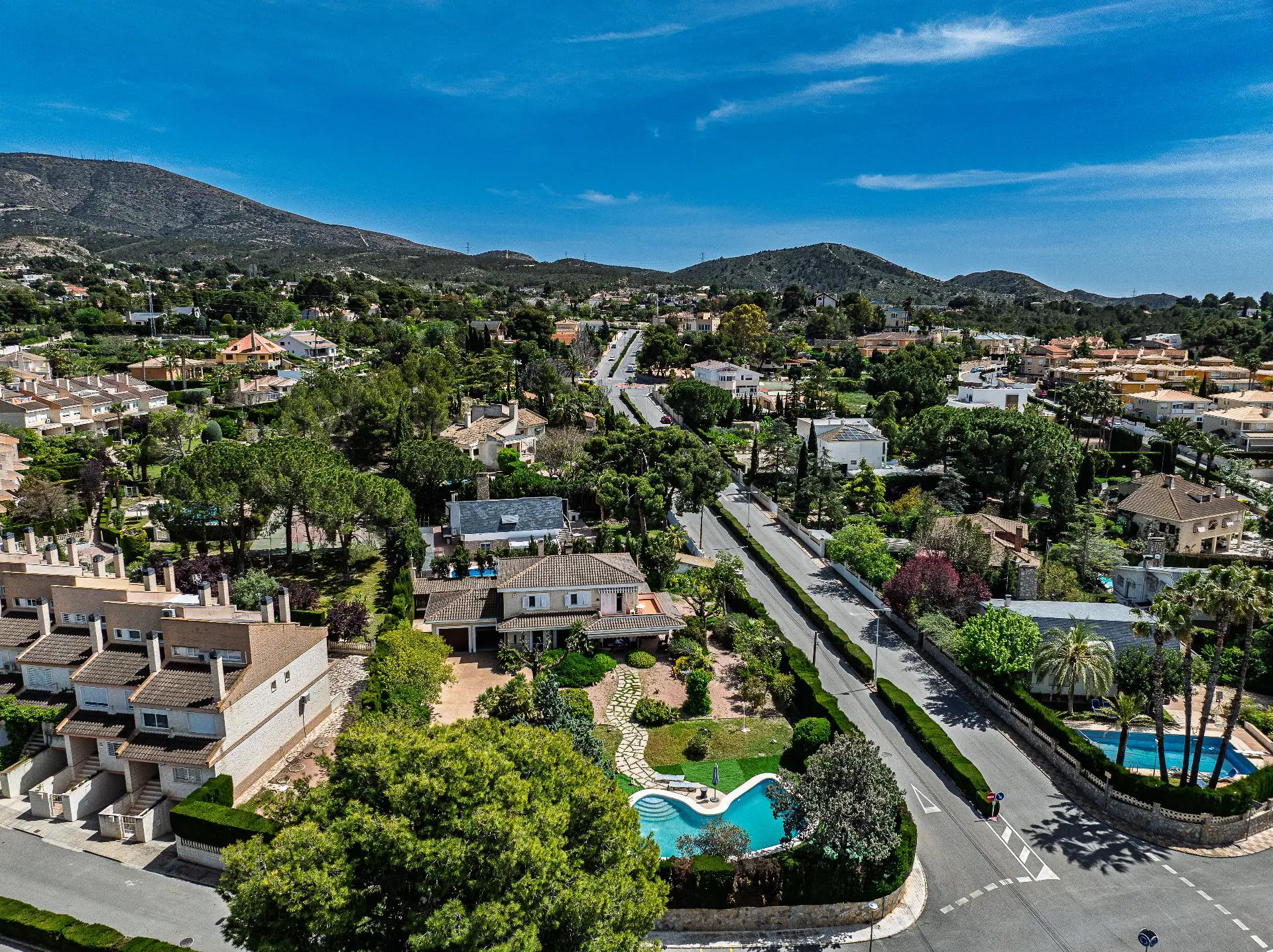 Villa Of 375 M² In Petrer