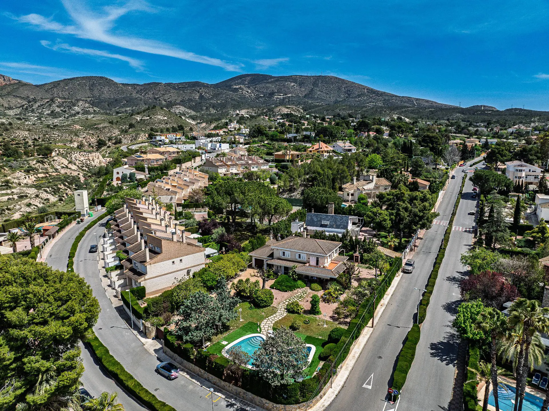 Villa Of 375 M² In Petrer
