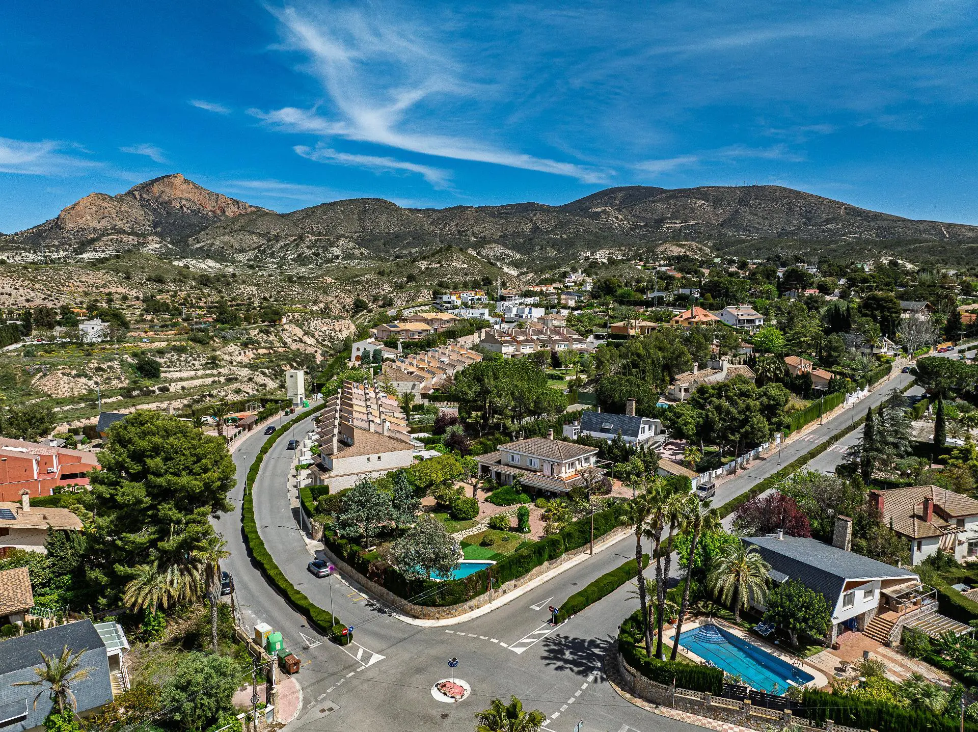 Villa Of 375 M² In Petrer