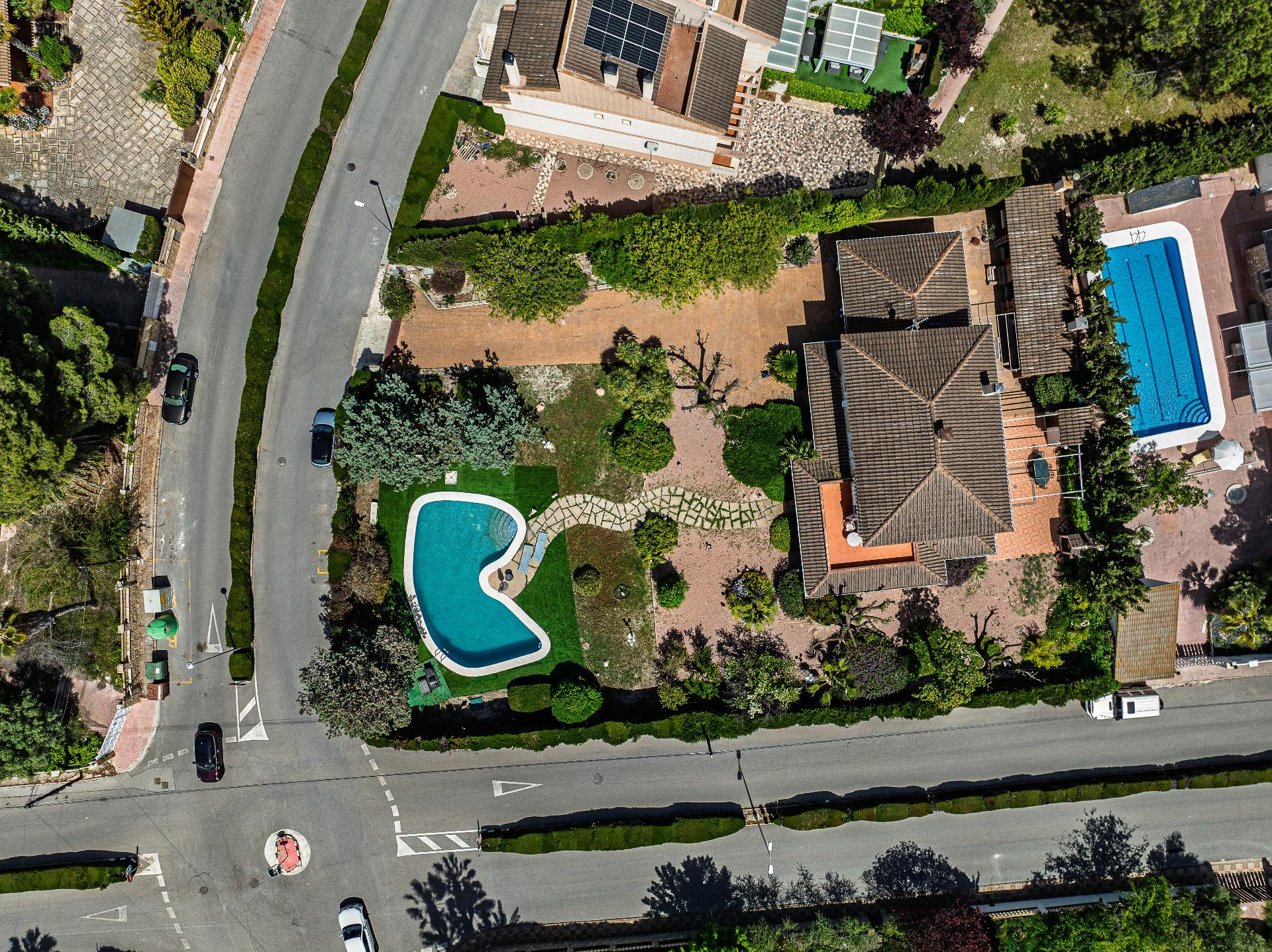 Villa Of 375 M² In Petrer