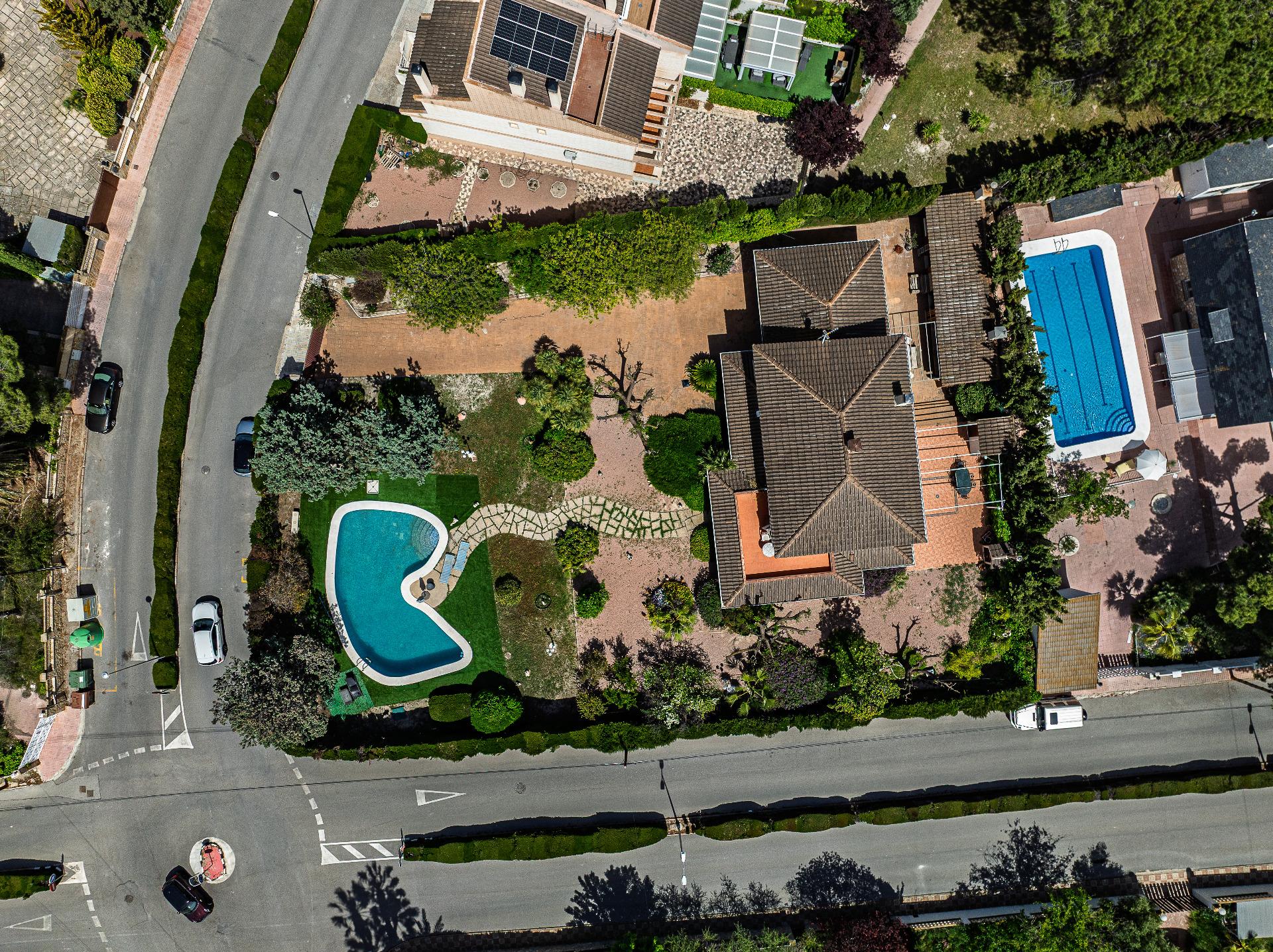 Villa Of 375 M² In Petrer