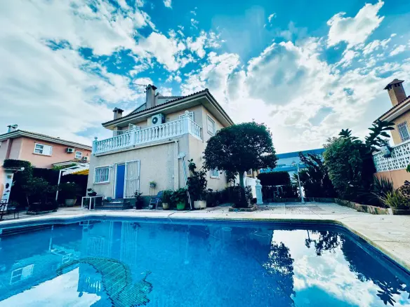 4-bedroom Villa In Benidorm, Spain (320 M²)