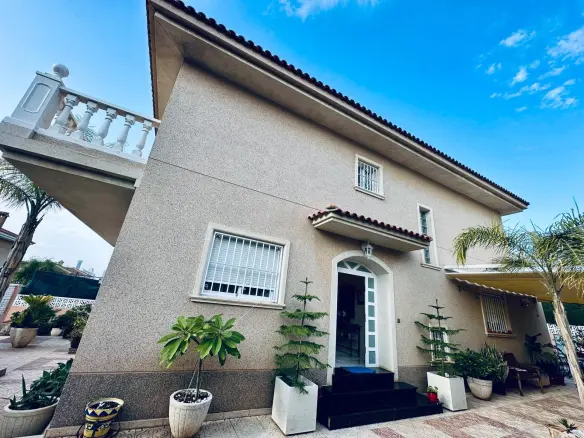 4-bedroom Villa In Benidorm, Spain (320 M²)