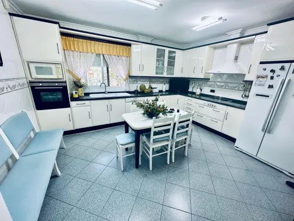 4-bedroom Villa In Benidorm, Spain (320 M²)