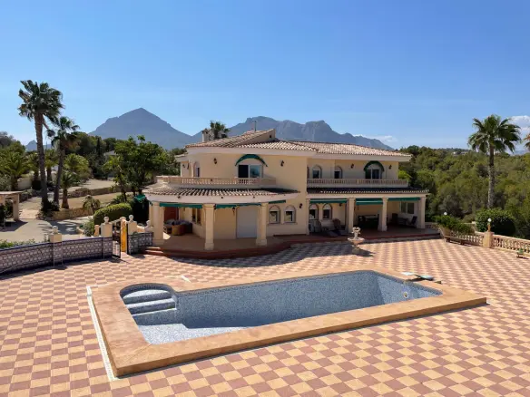 House Of 972 M² In L’alfas Del Pi, Spain