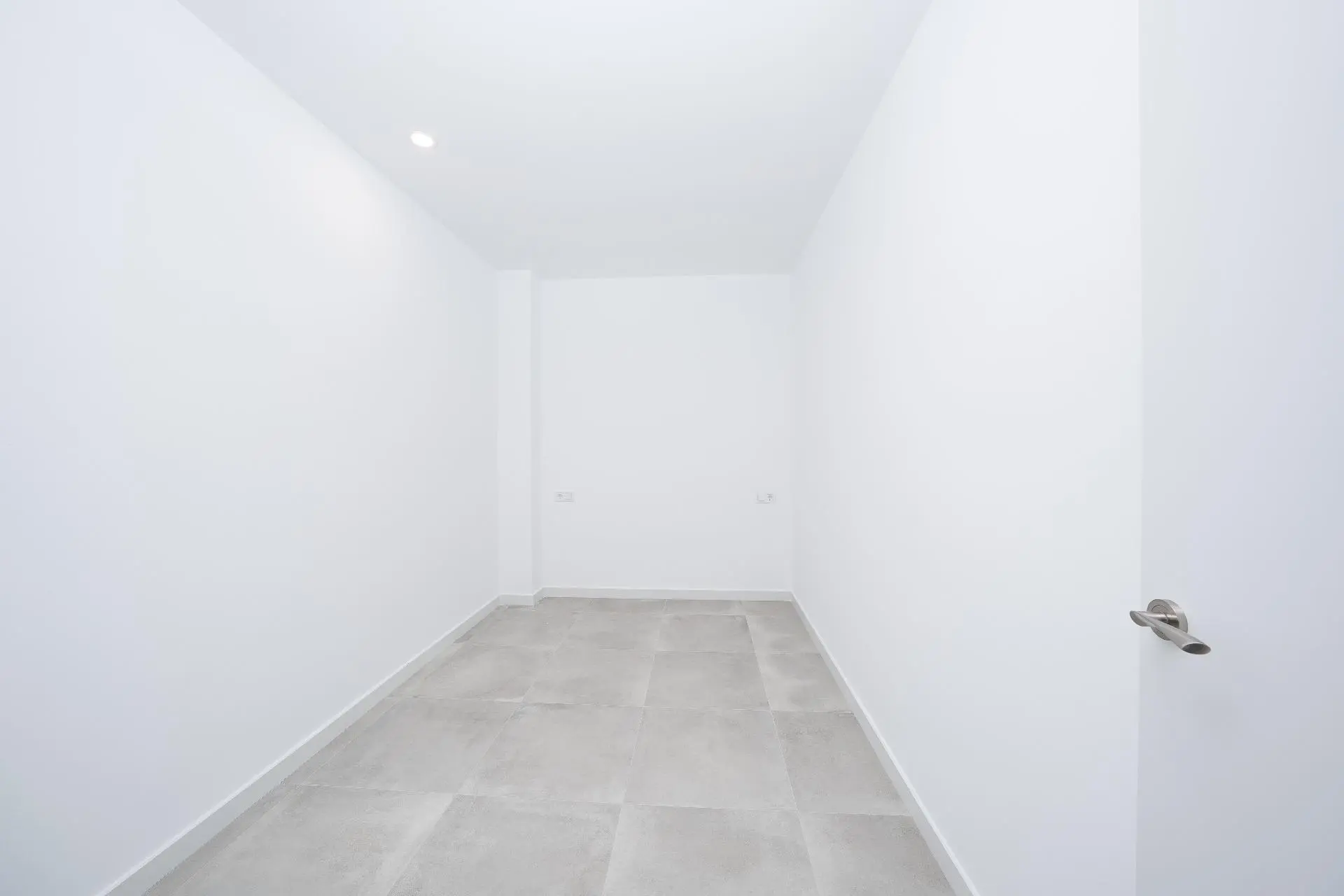 Commercial Unit Of 57 M² In Elche, Spain