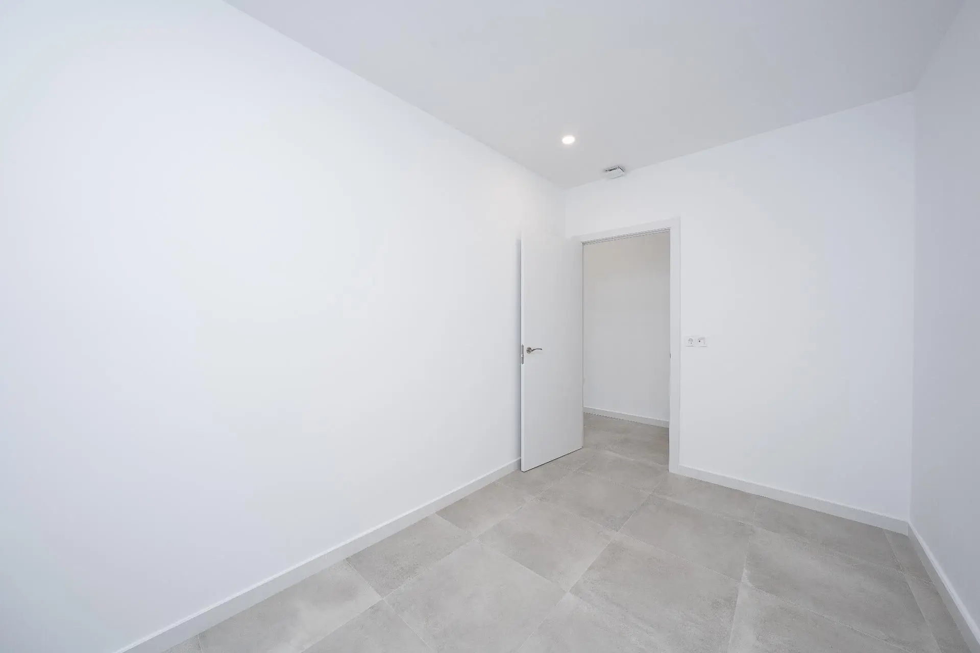 Commercial Unit Of 57 M² In Elche, Spain