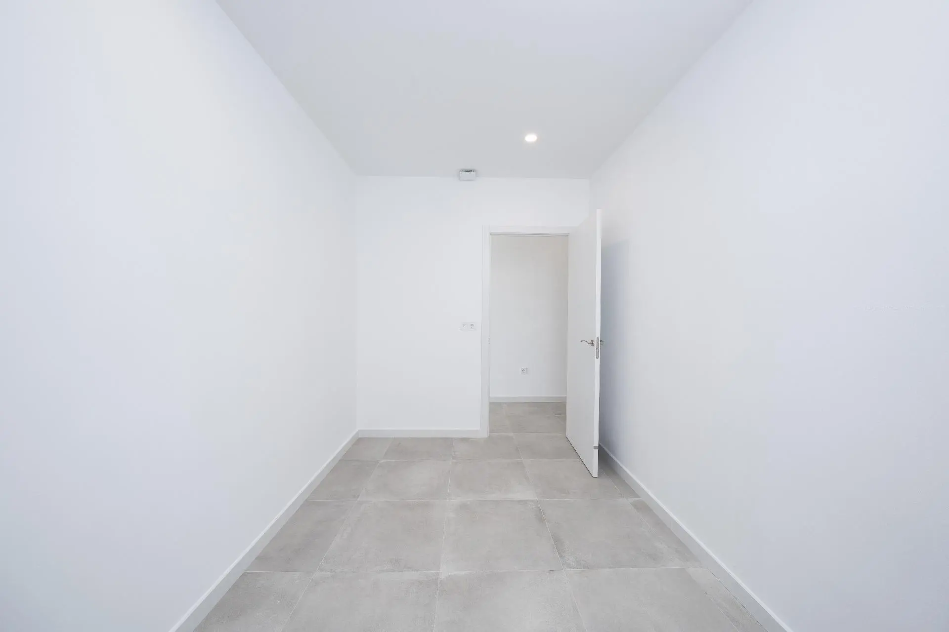 Commercial Unit Of 57 M² In Elche, Spain
