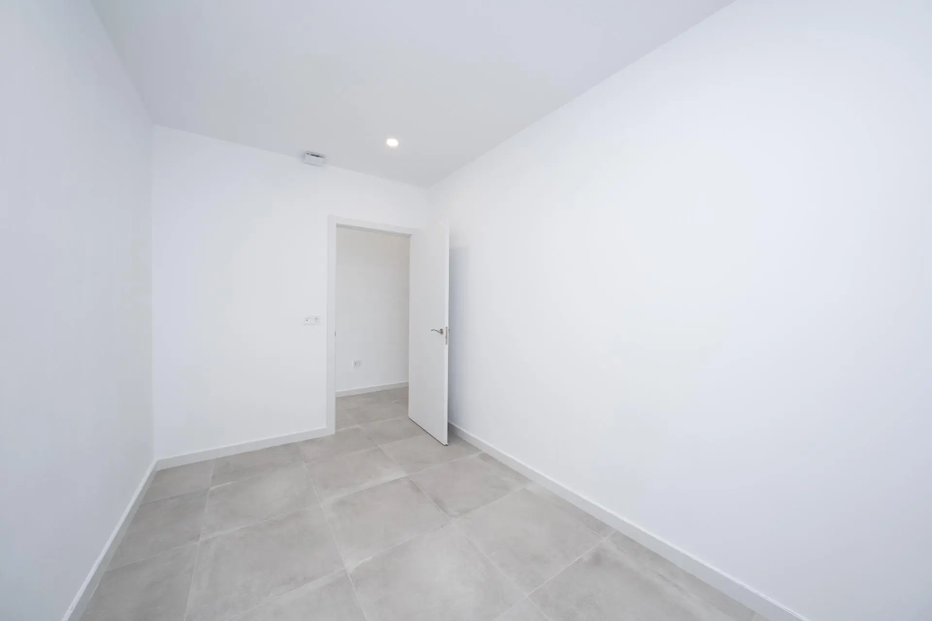 Commercial Unit Of 57 M² In Elche, Spain