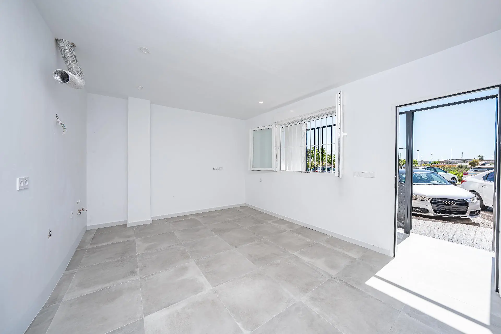 Commercial Unit Of 57 M² In Elche, Spain