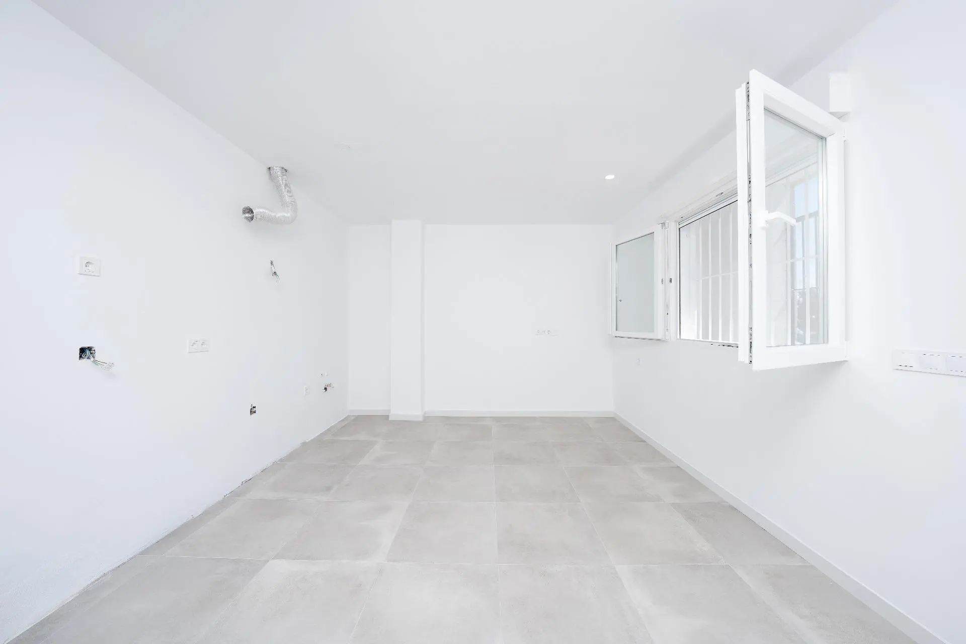 Commercial Unit Of 57 M² In Elche, Spain