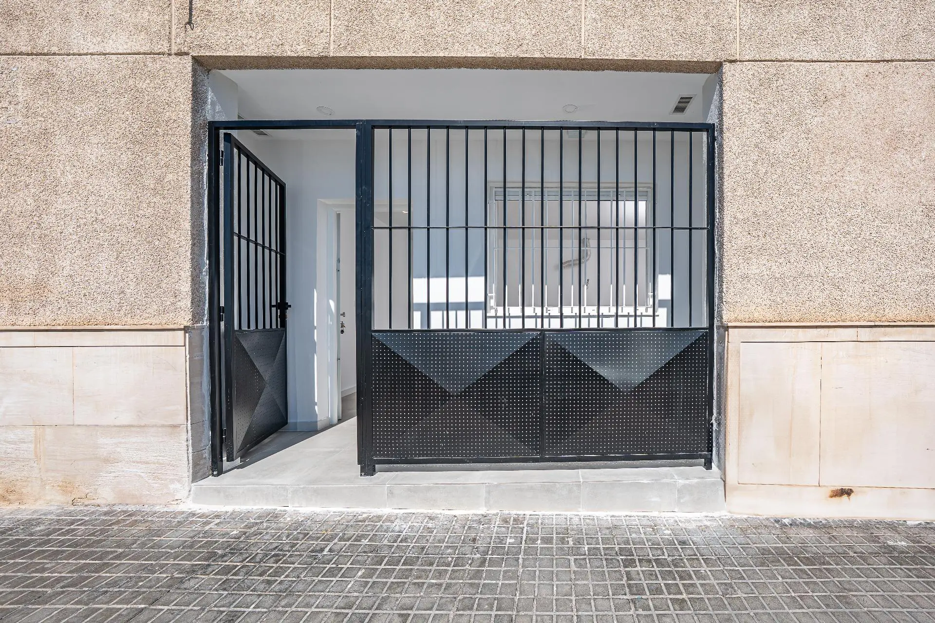 Commercial Unit Of 57 M² In Elche, Spain