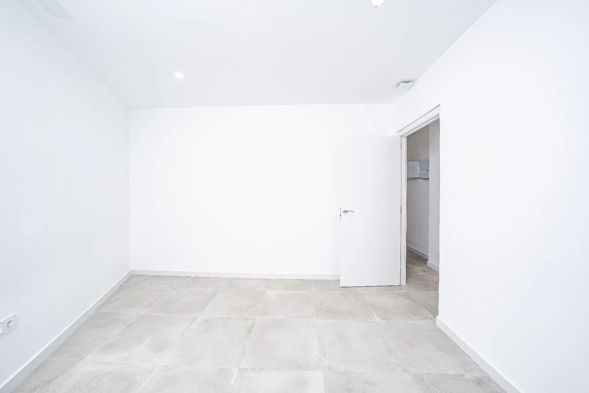 Commercial Unit Of 57 M² In Elche, Spain