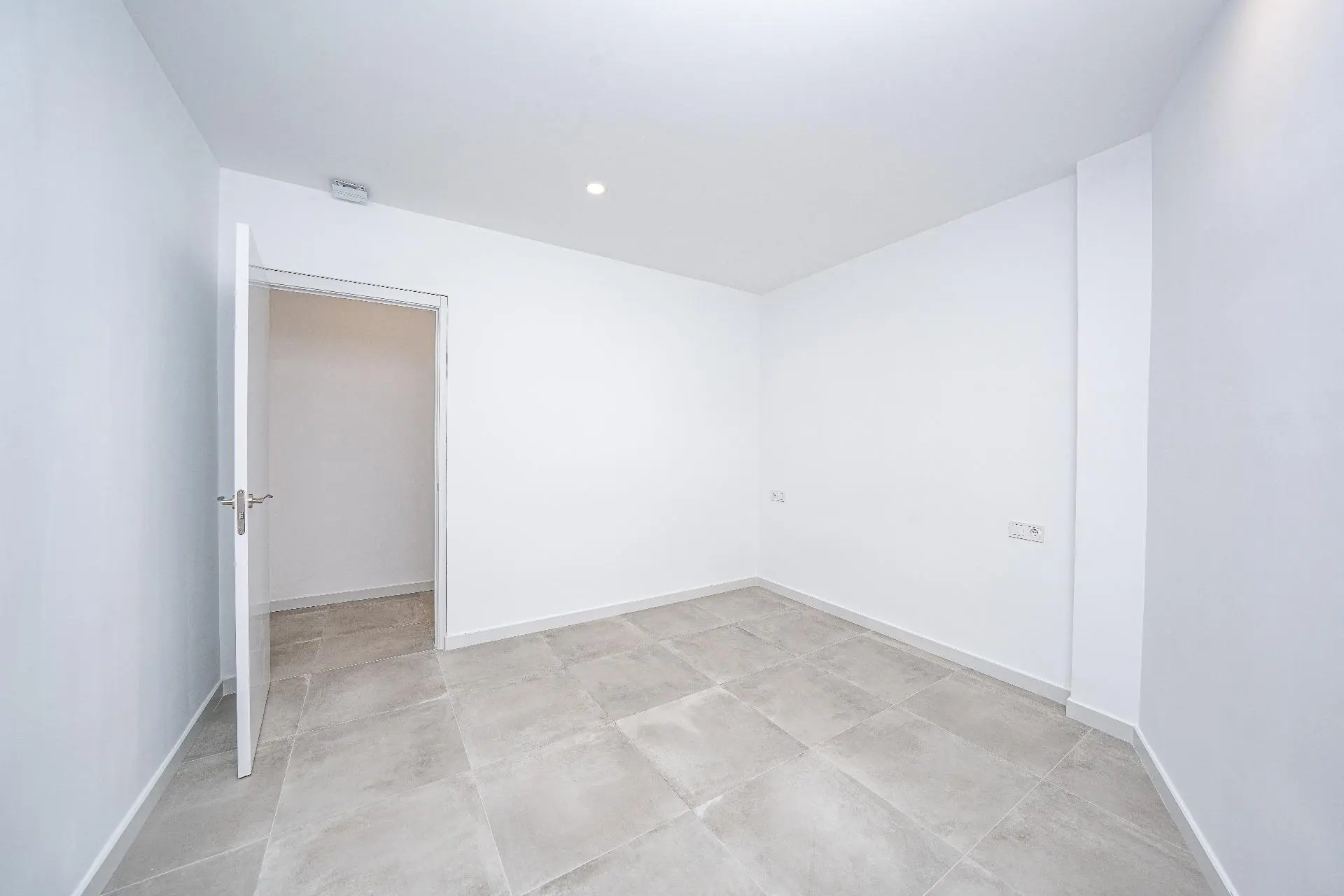 Commercial Unit Of 57 M² In Elche, Spain