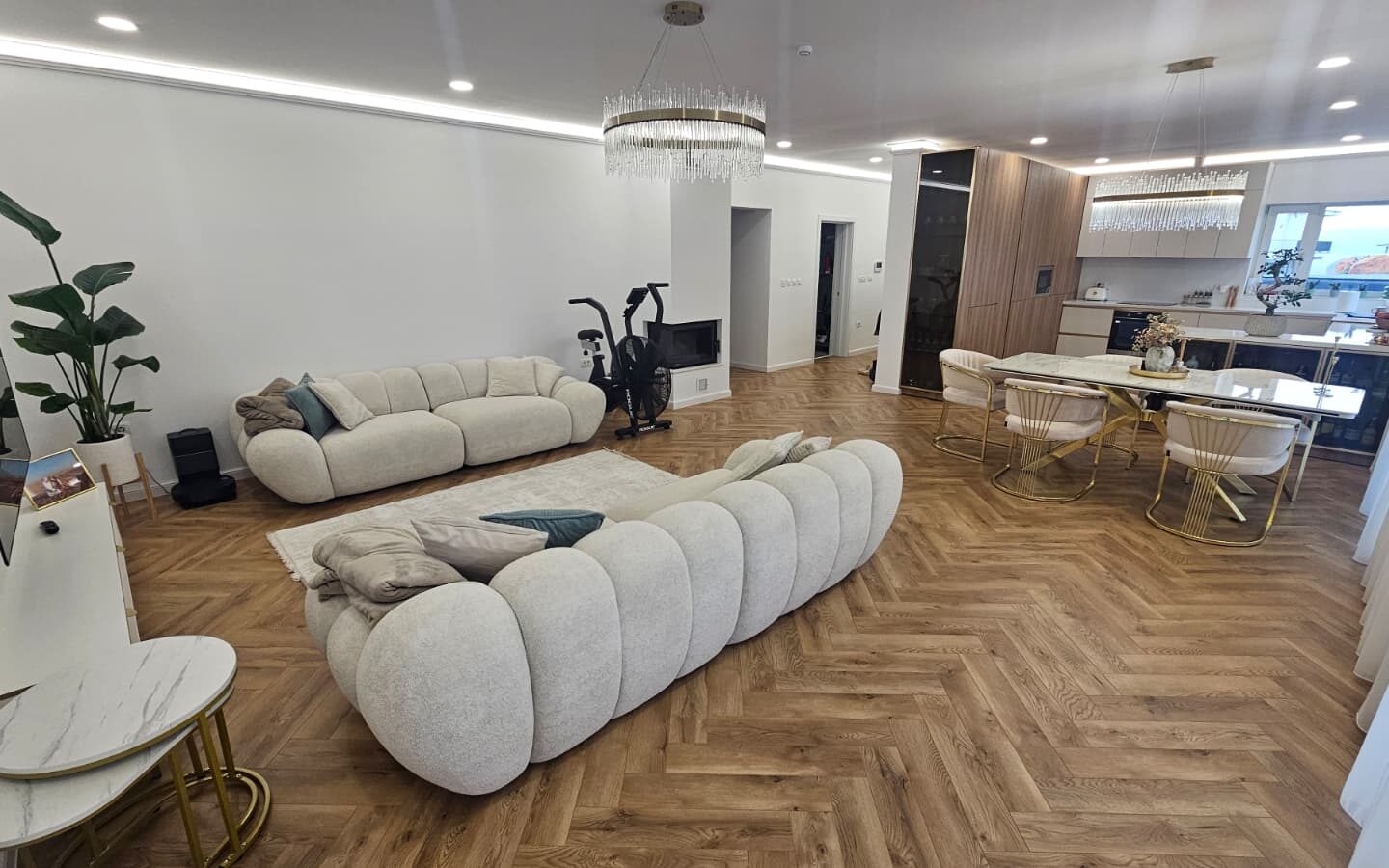 Villa Of 2100 M² With Private Land In Romania