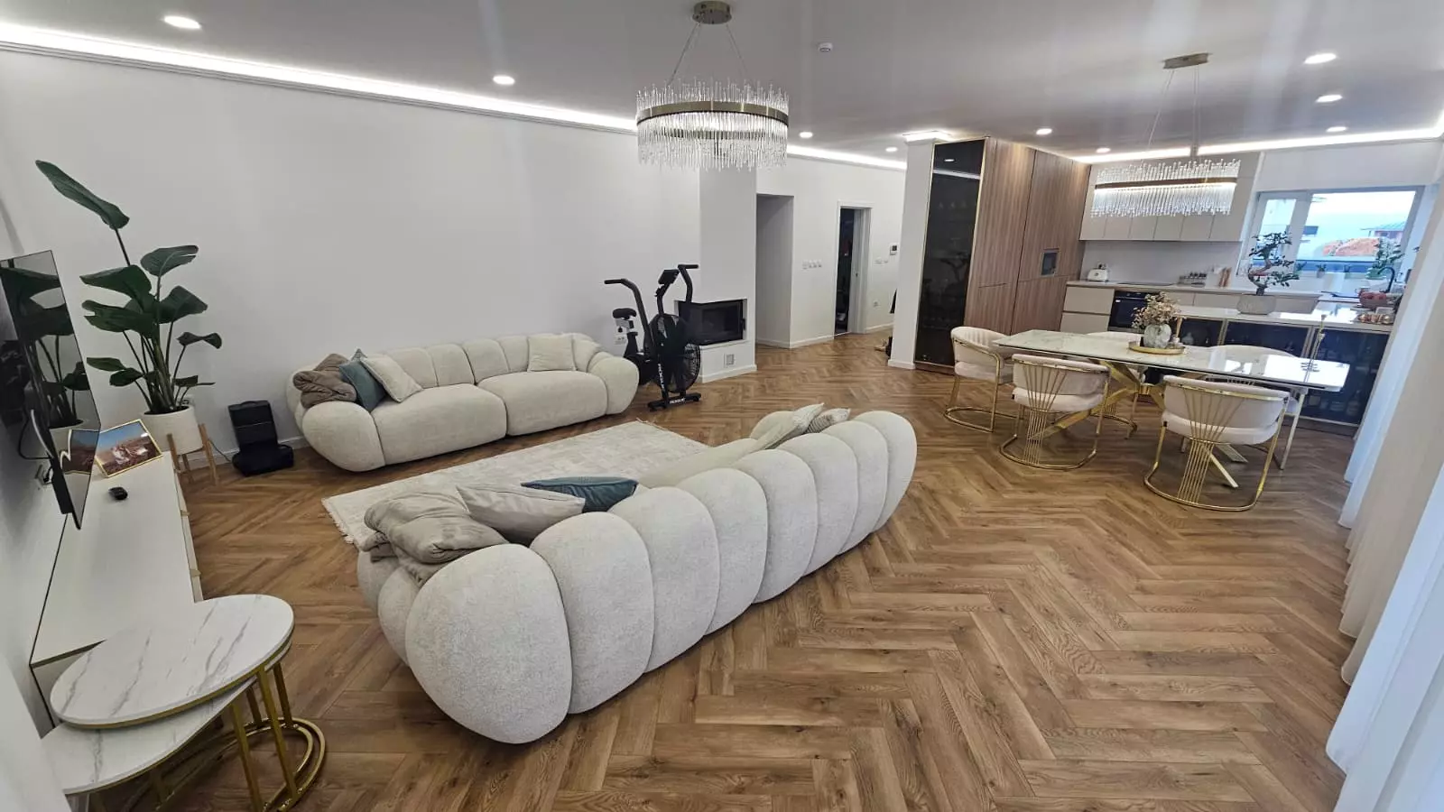 Villa Of 2100 M² With Private Land In Romania