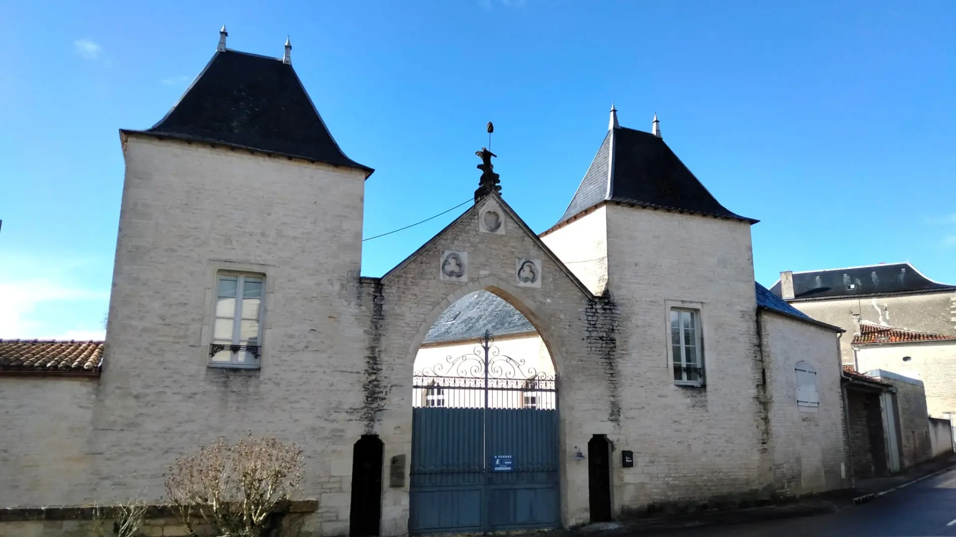 Logis Of 240 M² With Historic Features In Tusson