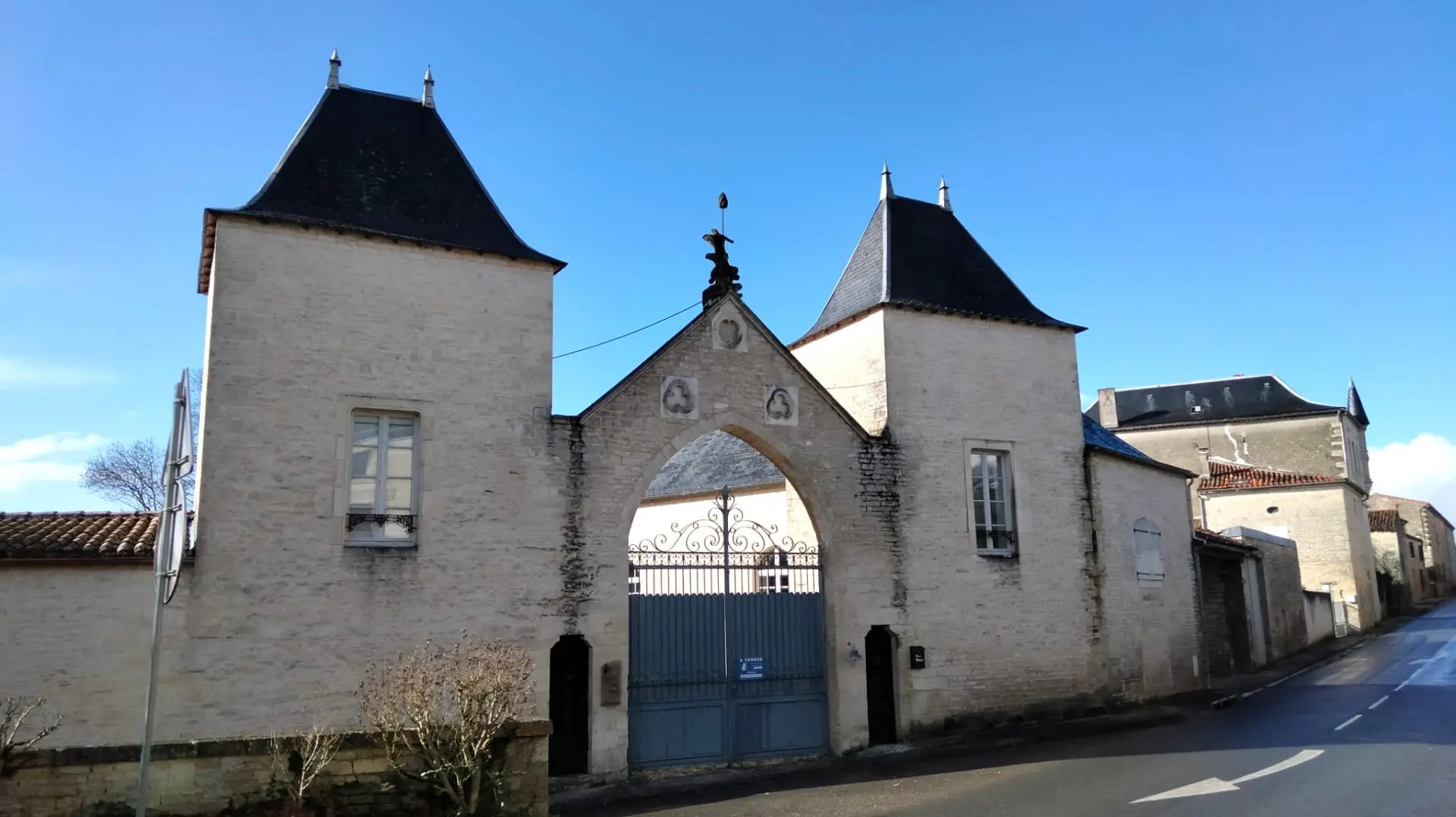 Logis Of 240 M² With Historic Features In Tusson