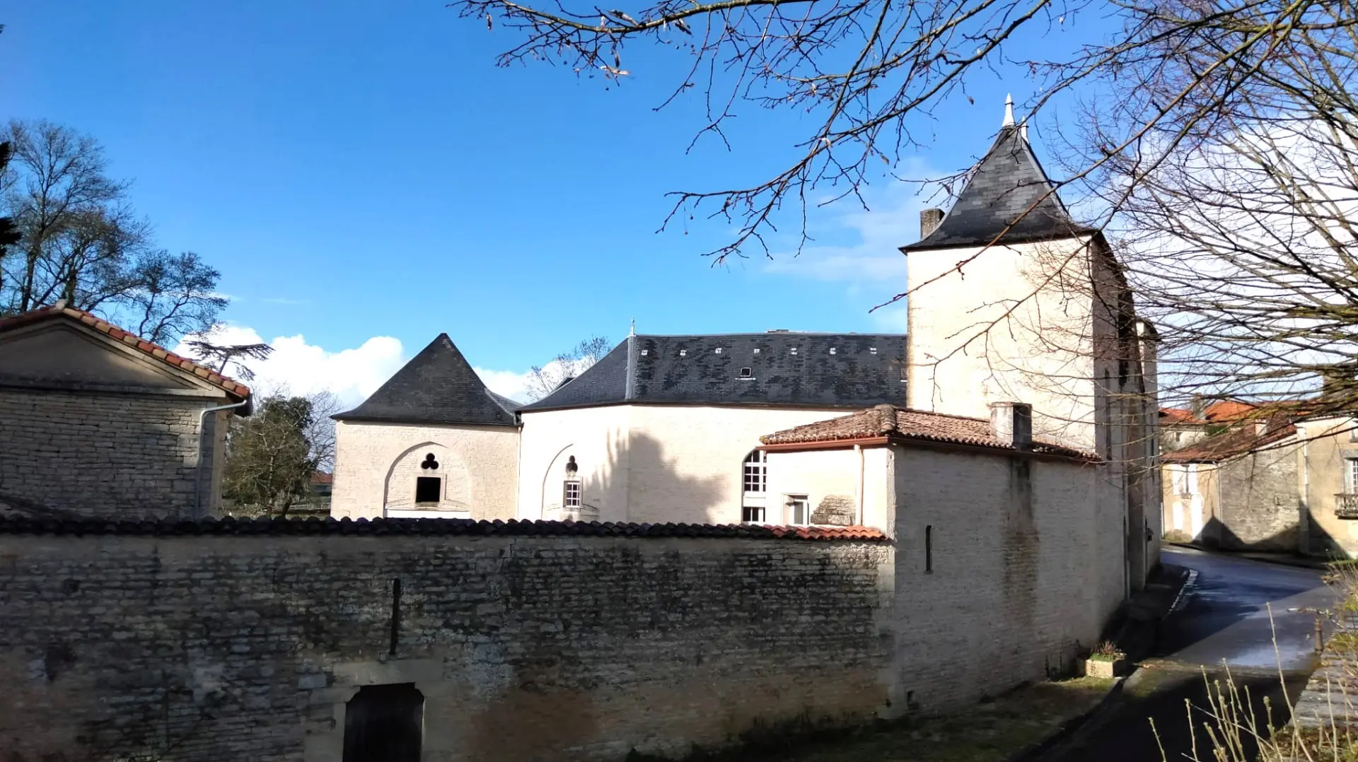 Logis Of 240 M² With Historic Features In Tusson