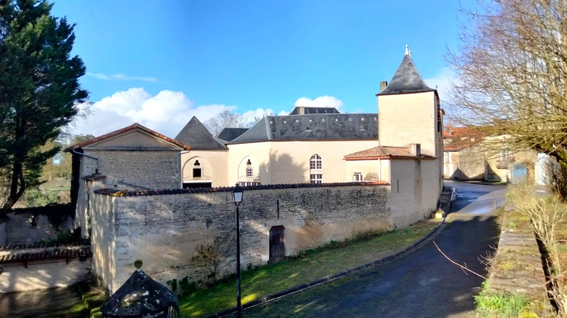 Logis Of 240 M² With Historic Features In Tusson