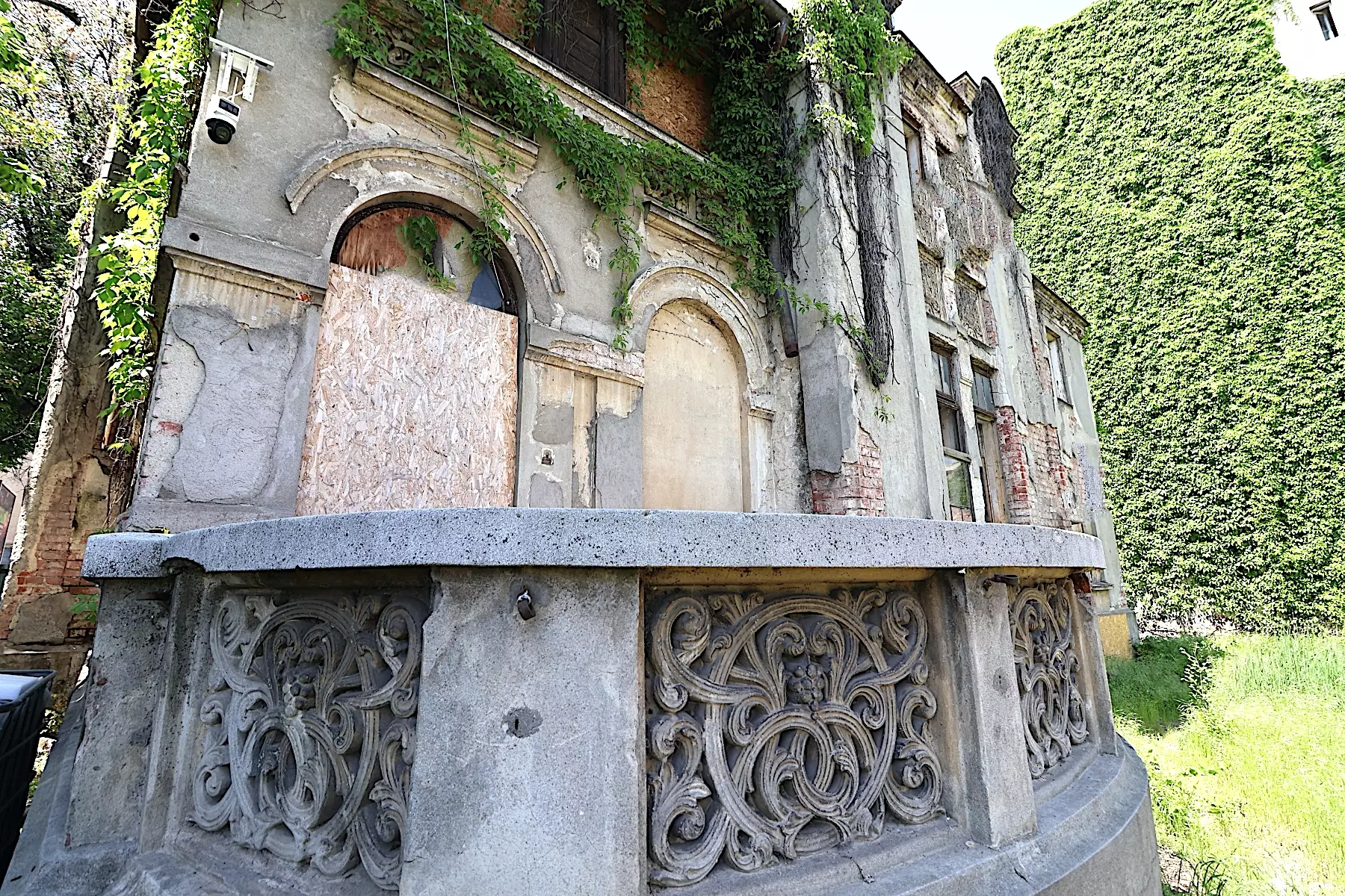 Pompiliu Eliade House – A Rare Art Nouveau Sensibility