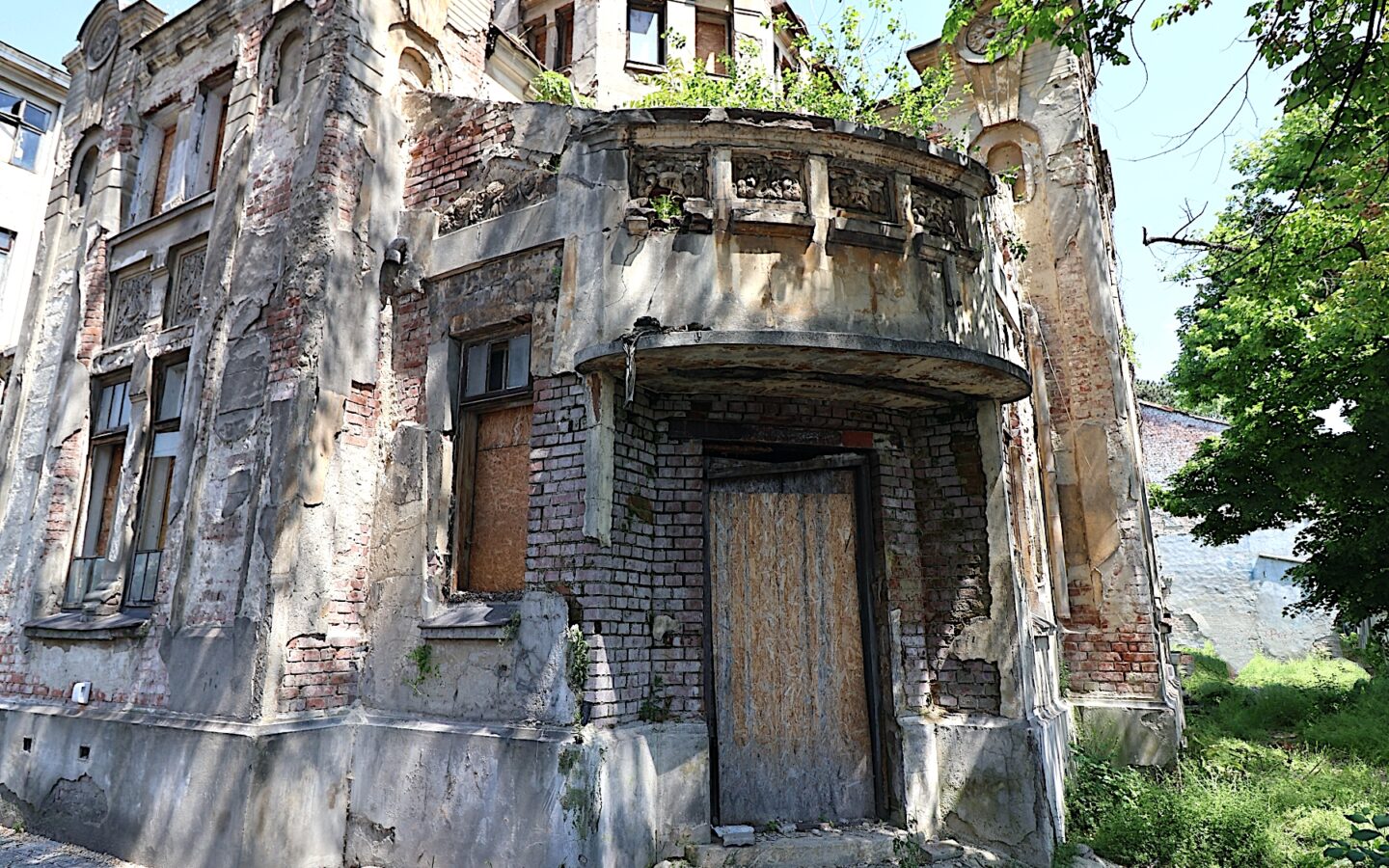Pompiliu Eliade House – A Rare Art Nouveau Sensibility