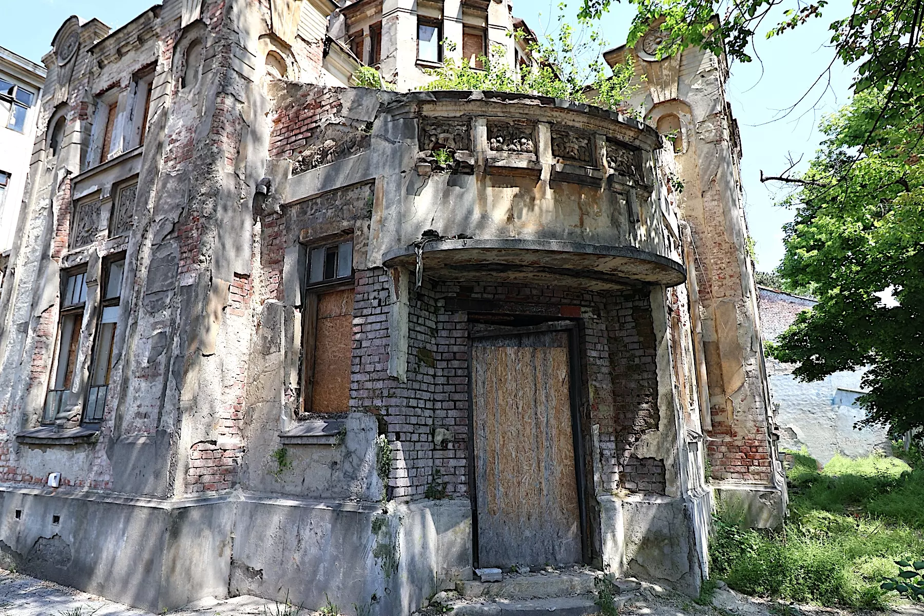 Pompiliu Eliade House – A Rare Art Nouveau Sensibility