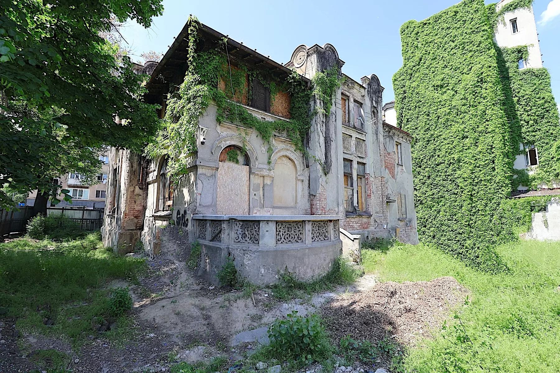 Pompiliu Eliade House – A Rare Art Nouveau Sensibility