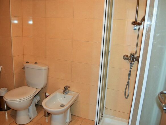 Apartment Of 94 M² With Three Rooms In Location