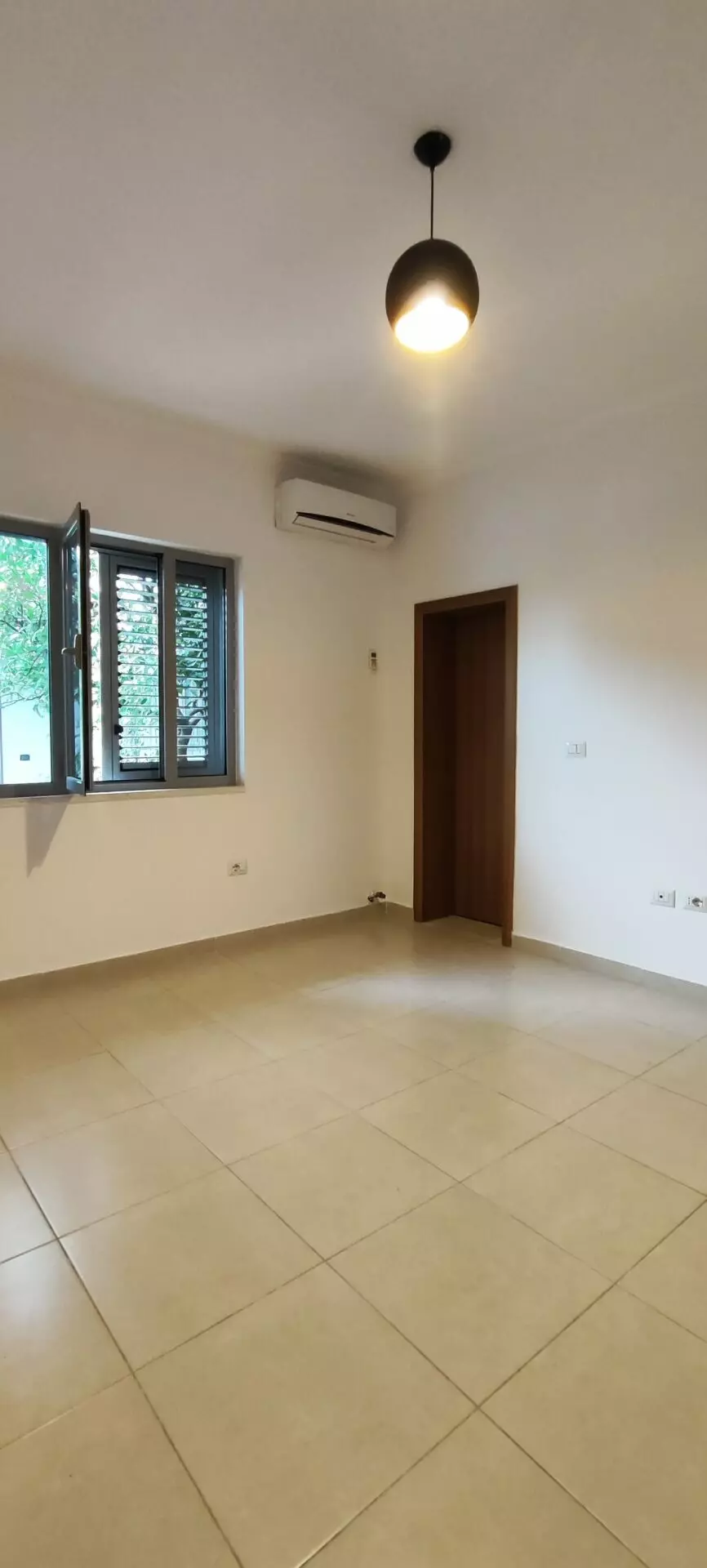 Office Of 90 M² With Commercial Space In Tirana
