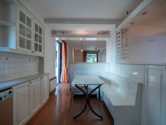 3-bedroom Flat In Marousi, Greece (121 M²)