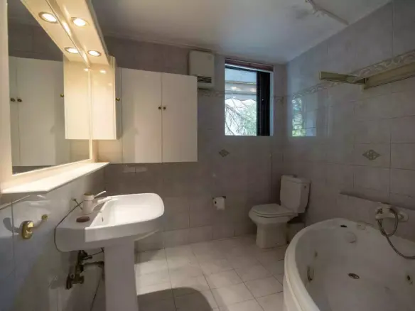 3-bedroom Flat In Marousi, Greece (121 M²)